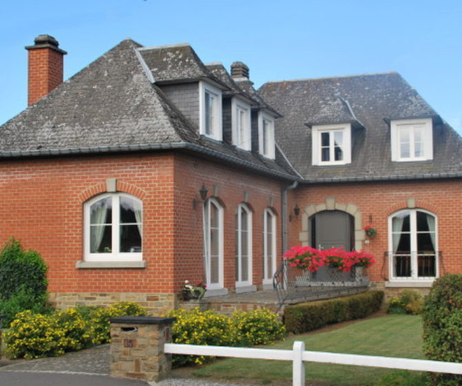 Remplacement de châssis en bois par des châssis PVC blanc structuré dans la région d’Erpent