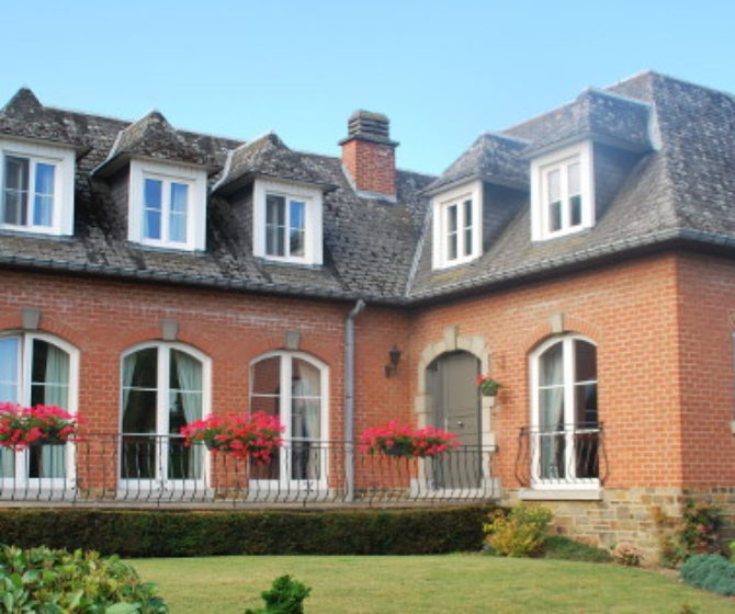 Remplacement de châssis en bois par des châssis PVC blanc structuré dans la région d’Erpent