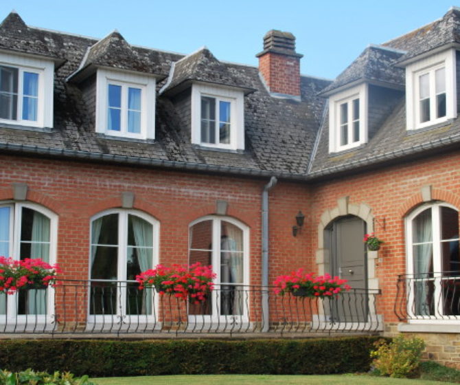 Remplacement de châssis en bois par des châssis PVC blanc structuré dans la région d’Erpent