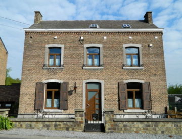 Caractère authentique d’une maison avec de nouveaux châssis PVC imitation bois à Wépion