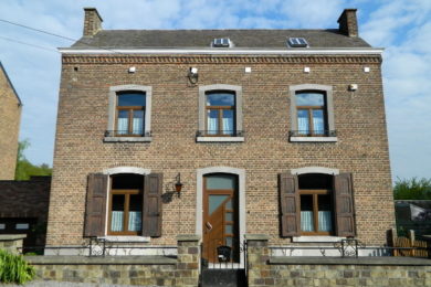 Caractère authentique d’une maison avec de nouveaux châssis PVC imitation bois à Wépion