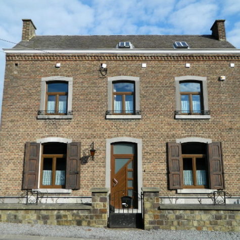 Caractère authentique d’une maison avec de nouveaux châssis PVC imitation bois à Wépion