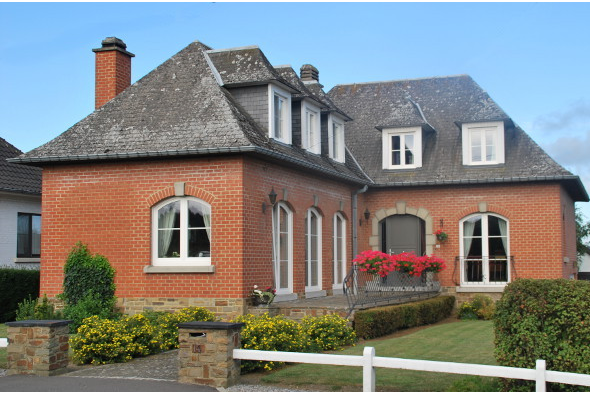 façade maison châssis blanc